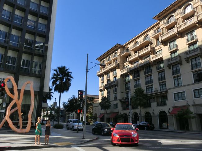 ここの、ステキなマンションと銀行の間の通りに<br />ジンボリー、GAP、チーズケーキファクトリーがありました。<br />GAPって、アメリカで買うと安いのかな？<br />見てくればよかったなぁ。<br />子育てしてからはGAPばっかり着てるもんで。。。