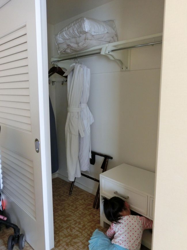 入ってすぐにクローゼットと金庫。<br />バスローブもちゃんとあります。