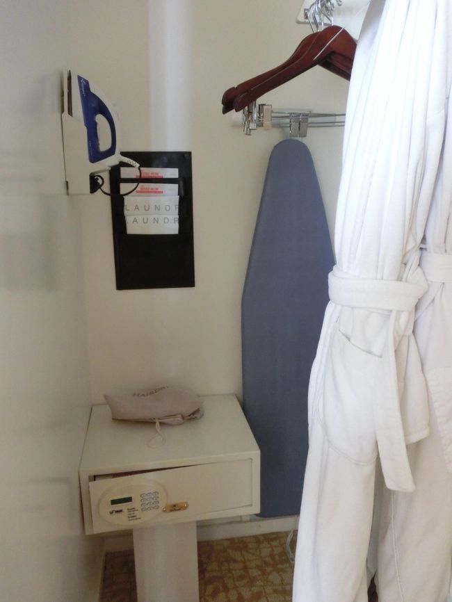 クローゼットの中。<br />アイロンもアイロン台もあります。<br />ドライヤーは金庫の上にありました。