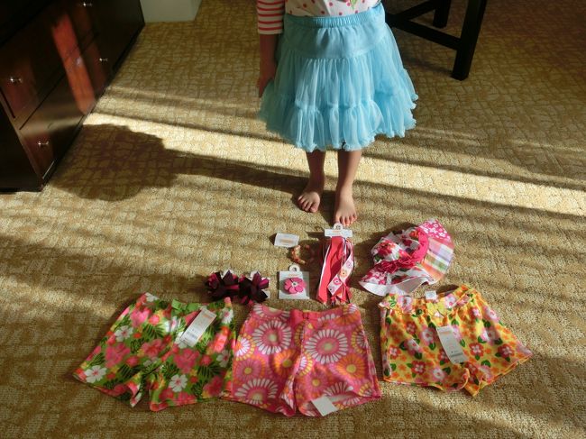 さっき、ジンボリーで買ったもの。<br />短パンと、ヘアゴムなど。<br />あと、すでにお店から着て帰ってきた<br />水色のスカート。<br />秋冬もののワンピースとか欲しかったのにまだなくて残念でしたが、<br />私にとっては初めての路面店ジンボリーで嬉しかったのでこの際なんでもいいです。