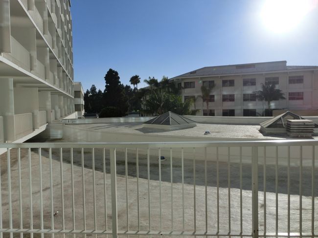 お部屋からの眺めが、これまた・・・<br />エントランスの上なので、しかも２階なので<br />こんな感じで残念な感じ。<br />お向かいの建物もホテルの別館みたいです。