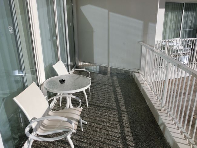 ベランダは広くて、いすとテーブル、<br />デッキチェアも他にあっていいのだけど、<br />西日が暑くてそうそういられない。。。<br />ロサンゼルスと言っても、８月ですからそれなりに暑いんです。<br />