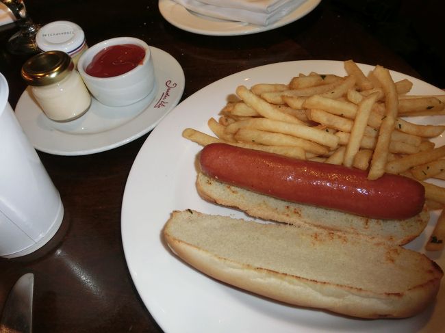 キッズメニューもあり、ポテトとホットドッグも頼みました。<br />ポテトはまーちゃんがたくさん食べてました。<br />ウインナーはおいしくないです。<br />そんなこんなで、ロサンゼルス到着の、ものすごく疲れた一日でしたが、<br />娘も少ない睡眠時間でよくがんばってくれました。<br />やっぱり旅行にくると、がんばっちゃいますよね♪<br />明日はサンタモニカに行ってみる予定です。<br />