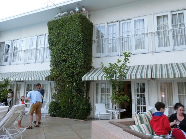 プールサイドのお部屋はカバナルームというカテゴリーの<br />お部屋です。一階のお部屋は自分のお部屋から直接プールに行けて便利ですね。<br />週末の宿泊だと、プールサイドでパーティーやってたりして<br />うるさかったら困るなと思って、こちら側のお部屋も選びませんでした。