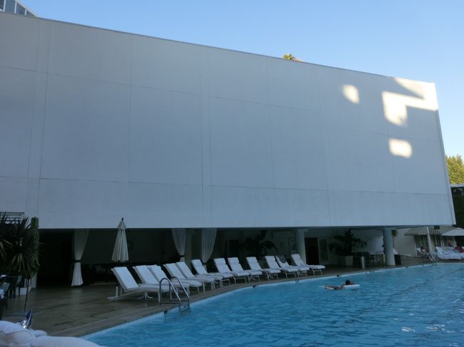 ビバリーヒルトンの売り？のプールサイドの大きな壁の画面です。<br />夜になると映像が写し出されたりしてます。<br />パーティーなどでも大活躍でしょうね〜
