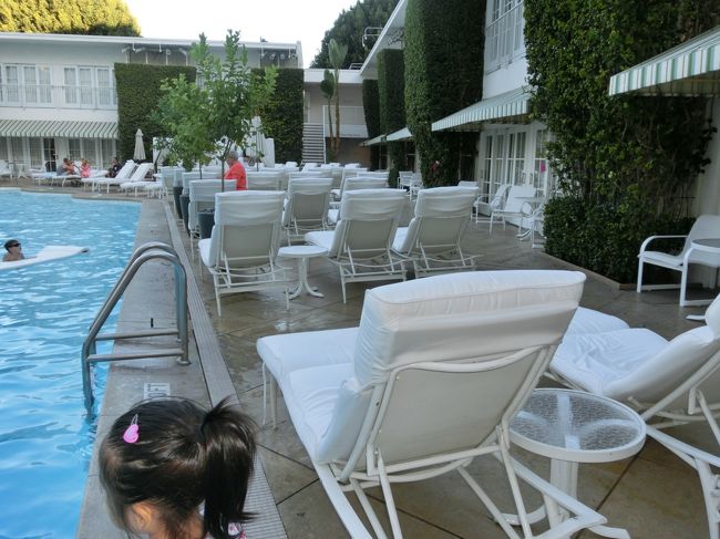 プールサイドにもデッキチェアもたくさんあります。<br />もう陽がかげってきていても、泳いでいる人がたくさんいました。<br />土曜日ですね〜