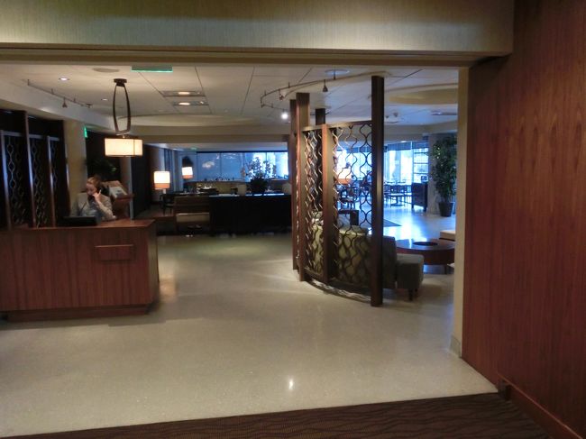 ホテルのレストランは二件しかないっぽいです。<br />どちらもこの入口から入るみたいです。