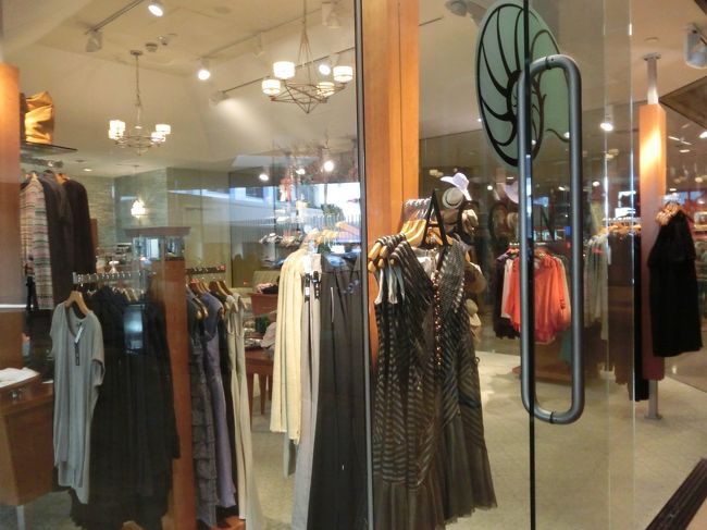 お土産屋さん。洋服なんかも売ってます。<br />Tシャツからちょっとしたドレスぽいのもあって、緊急時にも対応可能な<br />ところもいいですね。