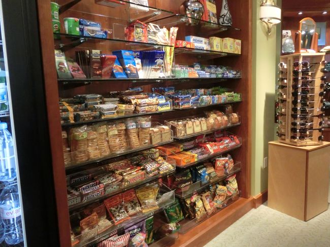 お菓子やパンも売ってます。