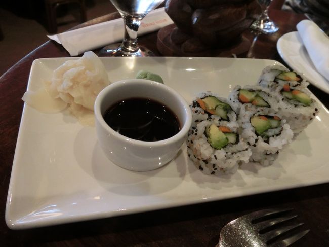 ニューオータニにあるトレーダーヴィックスとはちょっと違うみたいです。<br />メニューはお酒のおつまみになるものが多かったと思います。<br />ご飯ものは、すしロールがありました。<br />２種類頼んでみました。<br />まあまあおいしかったです。