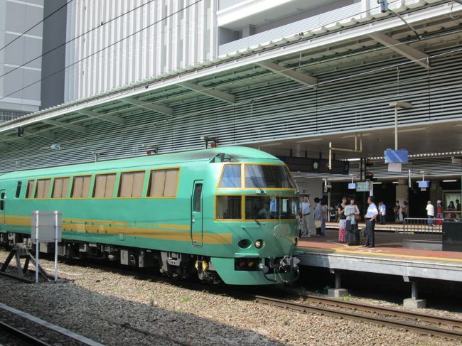 私たちが乗車するホームの向こう側にも「ゆふいんの森」号が！<br />他のホームにも観光用にちょっとお洒落におめかしした車体の列車が停車しています。めずらしくてキョロキョロ。<br />実際に乗車すると全席指定で車内でお弁当のほかワインやお弁当を購入することもでき、乗務員さんが記念写真を撮ってくれたり、見どころではスピードを落としてくれたりと至れり尽くせりでした。<br />ちなみに私たちは車内で購入したお弁当をサロン車両で食べました。自分たちの席で食べるよりゆったりしていて良かったです。