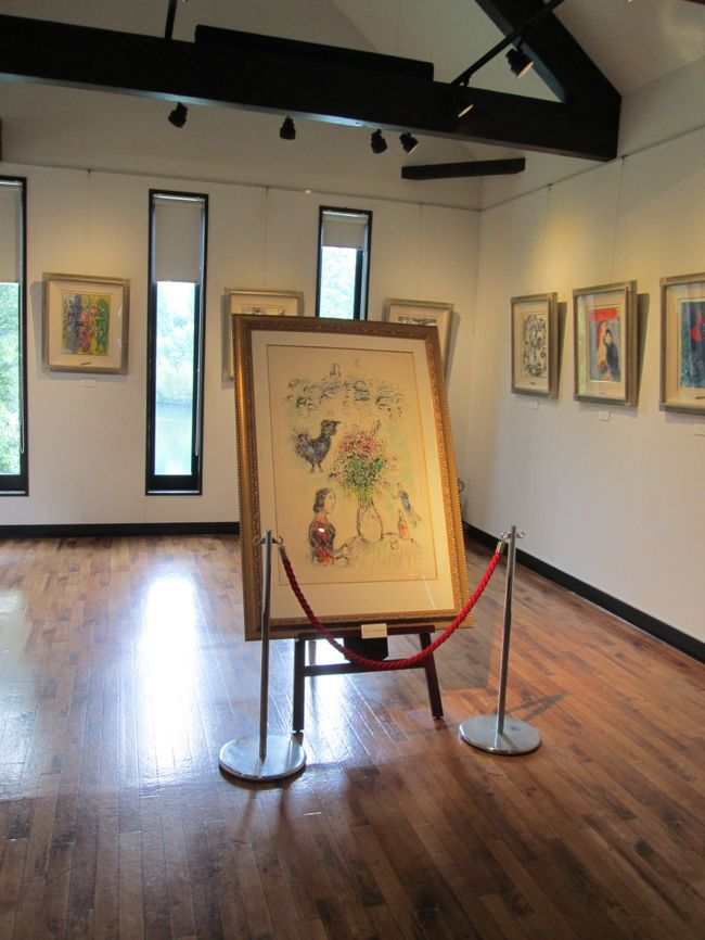 金鱗湖畔に立つ「マルクシャガールゆふいん金鱗湖美術館」<br />建物の2階部分が美術館、１階部分は喫茶店になっています。