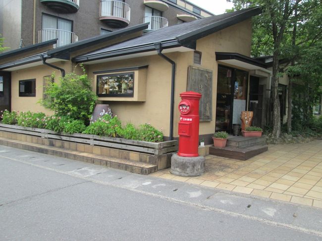 金鱗湖からゆふいん駅に向かって歩いていくとかわいい丸ポストを発見。