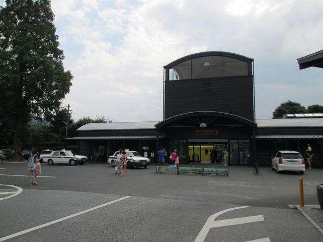 黒い駅舎が独特なゆふいん駅が見えてきました。<br />