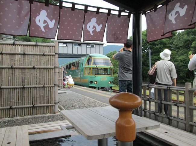 「ゆふいんの森」号がホームに入ってきました。