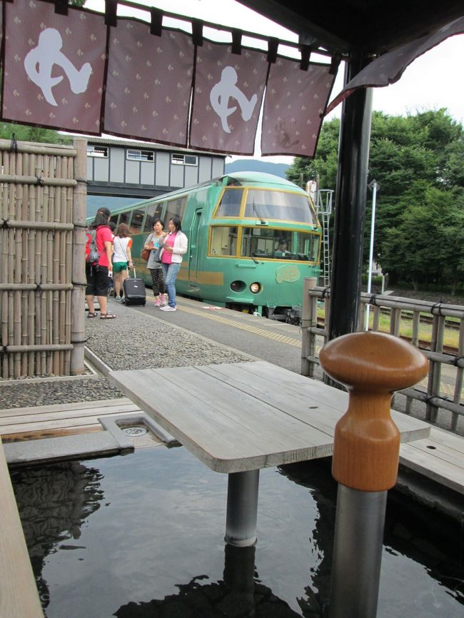 この足湯はホームの端にあるのでこんな光景を眺めることができるんです。