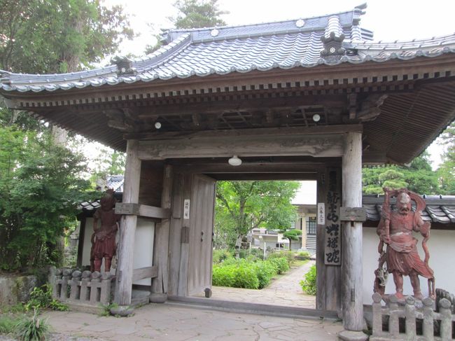 足湯を出たもののホテルに戻るにはまだちょっと早い。<br />というわけで駅前から観光乗り合いバス「スカーボロ」に乗って約５０分由布院をひとまわりしました。<br />スカーボロはイギリス製のクラッシックカーで、日本ではこことハウステンボスでしか走っていないそうです。<br />なかなか味わいのある乗り心地でした。<br />これは興禅院というお寺の門です。スカーボロで連れて行ってもらいました。下車して運転手さんが簡単な解説をしてくれます。