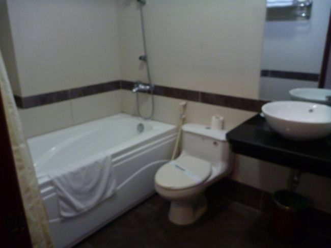 今日のホテルはゴールデン・レジェンド・ホテル。<br />26ドルで「スーペリア　ダブルルーム　シティビュー」を<br />予約したが、バスタブ付きの部屋にアップグレードしてくれた。<br />