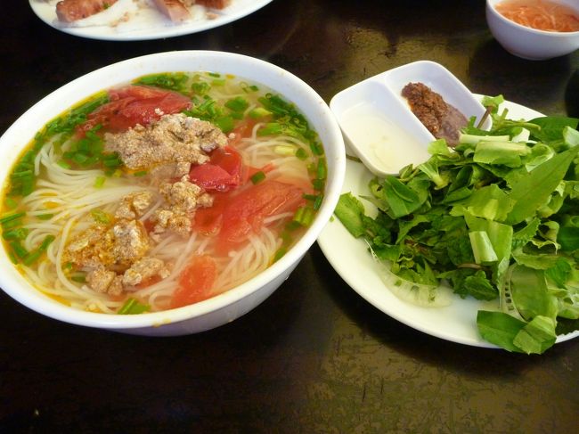 ハノイではクアンアン・ゴンでブン・ズィエウ（泥ガニの麺）や<br />ソーセージや香草をライスペーパーで包んで食べる料理、<br />豚ごはん、チェーなどをふんだんにいただいた。