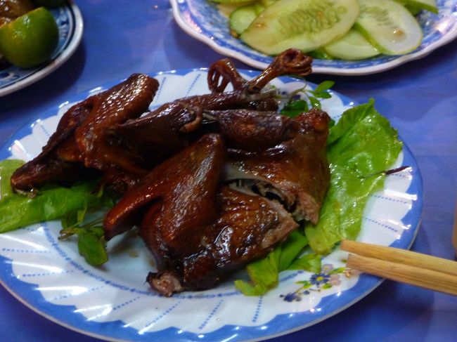夕食はナム・ビッ・テットで鳩のロースト（チム・ボー・カウ）<br />をいただく。