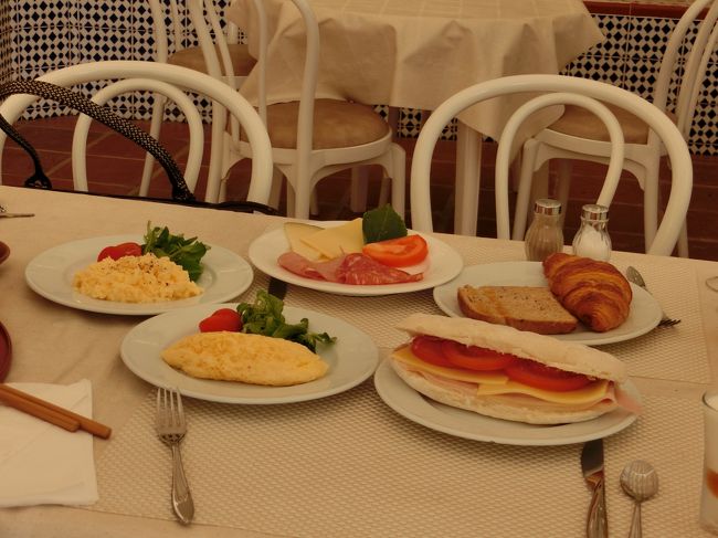 右手前の、kuritchiさんのサンドイッチが美味しそうだなぁ