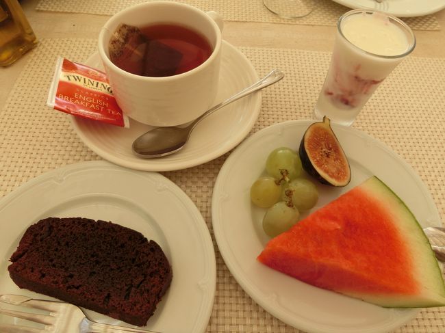 デザートのケーキも、1種類ですが毎回違うものが出ていました。<br /><br />ヨーグルトとフルーツと紅茶をいただいたら、ごちそうさま〜