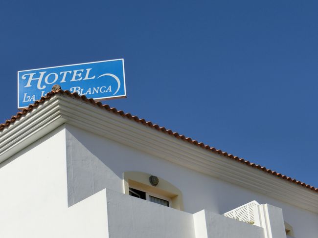 12時に出発するまで時間があるので、海岸にお散歩に行きます！<br /><br />（宿泊中の1号室のベランダと、屋上の看板をぱちっと）