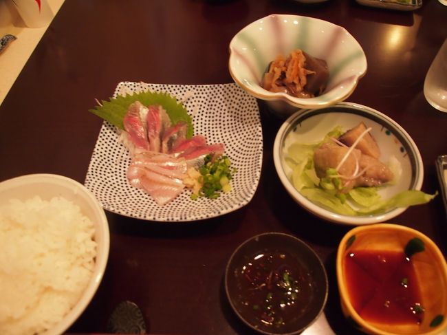 定食は　サンマとハタハタのお刺身、小鉢２品・・・ナスの南蛮風揚げ、こんにゃく煮物。