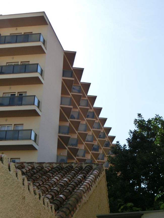 ものすごく幾何学的なマンション？ホテル？