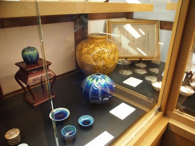 奥の蔵は　骨董の展示室。