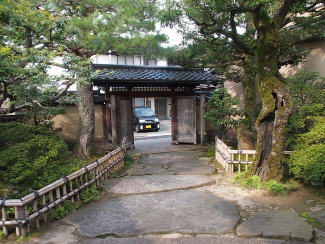 ここに　藩政時代の北前船の船主で、豪商だった久保彦兵衛の屋敷の一部、『上段』『謁見の間』が、移築され　一般に公開されています。