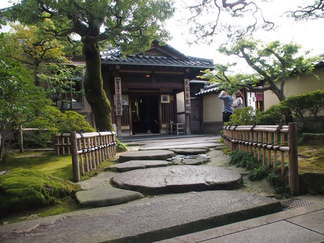 武家制度の解体で　土地は分割され　菜園となったり、かつての面影を残すのは　一部の屋敷と土塀や門。