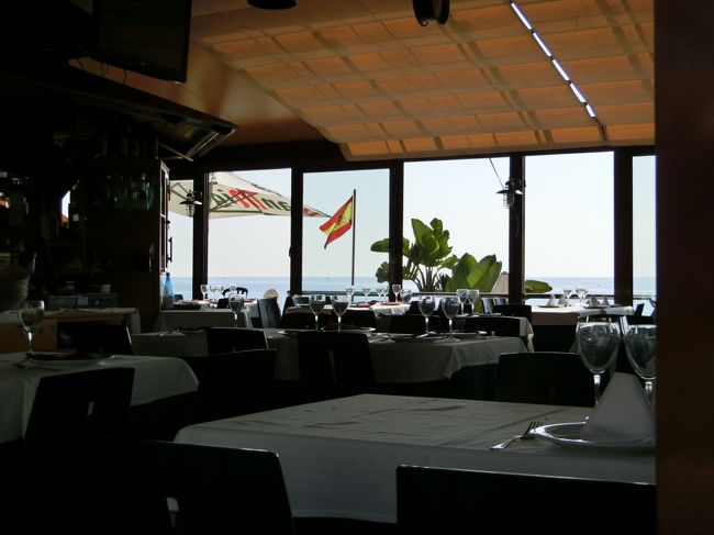 飲食店の奥に、スペイン国旗がはためいています。