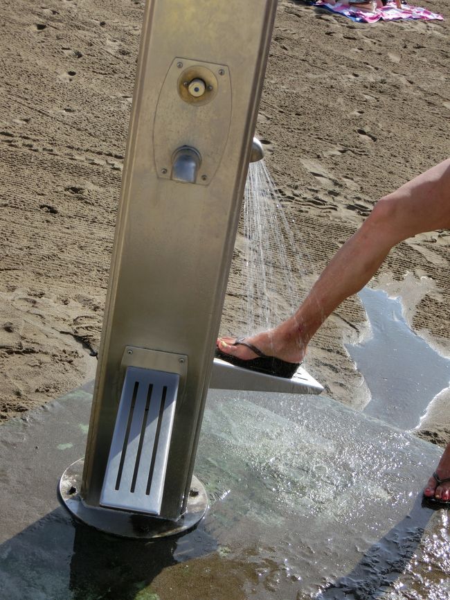 脚を洗うのに、足を乗せる台まで付いていました。<br /><br />豚のしっぽさんが「モデルになるで〜」<br />はい、美脚写真いただきました！