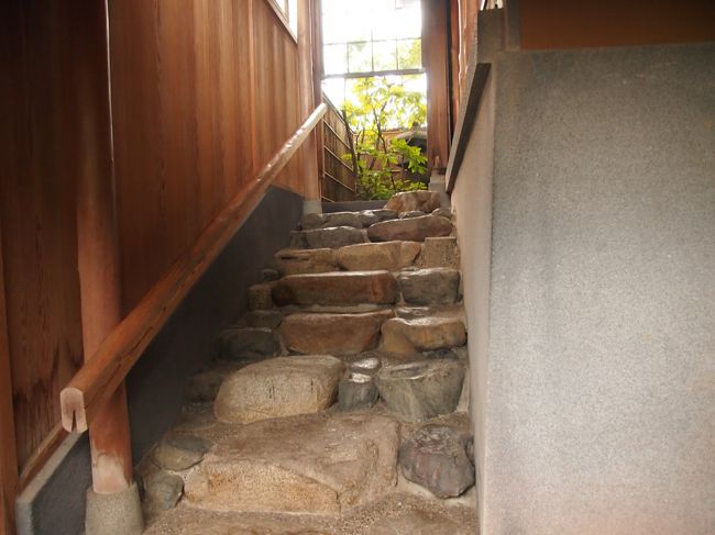石の段を踏み　茶室へ上がります。