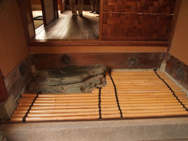 踏み板は　竹と古木。