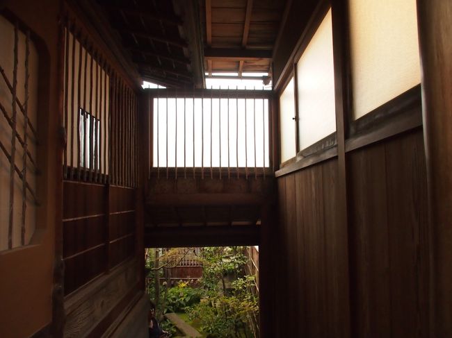 振り返り、意匠を確かめます。