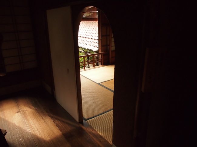 水屋から　茶室を覗く。