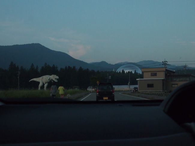 行く手に　恐竜。