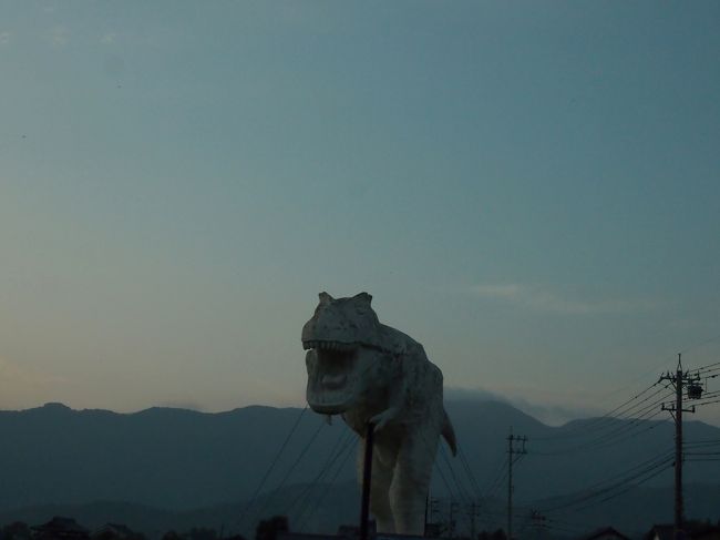 夕空に　恐竜くん。　遠目には　迫力ありますね。