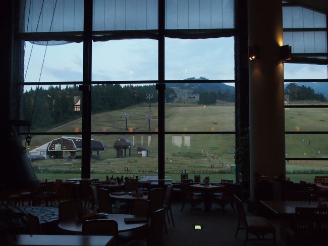 入り口入ると　前に　青々としたゲレンデ。　<br />ここは　『スキージャム勝山』の名の通り　シーズンにはスキー場になるんですね。