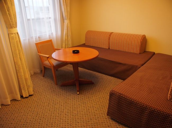 ゆったり　くつろぎながら　なぁーんにも　する事がない。<br />めったとない　こんな　ゆるゆるとした　時間。<br /><br />はて、『半沢直樹』は　何チャンネル？　<br /><br />ＴＶをつけて　チャンネルを探してみますが　ＴＢＳがない。　地方局だし　どの局だろう・・・・　<br /><br />フロントで確認しましょう。