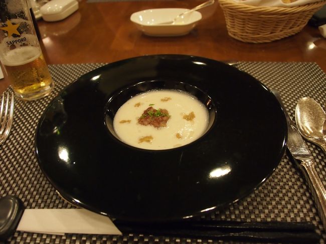 ズッパ、スープです。　ゴボウのスープに　サルシッチャ、肉っぽいソーセージが　甘辛い味付けで入っています。