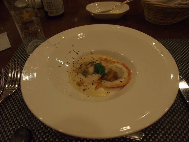 パスタ、フンギのラビオリ。キノコの香りが口いっぱいに。　美味しいです。