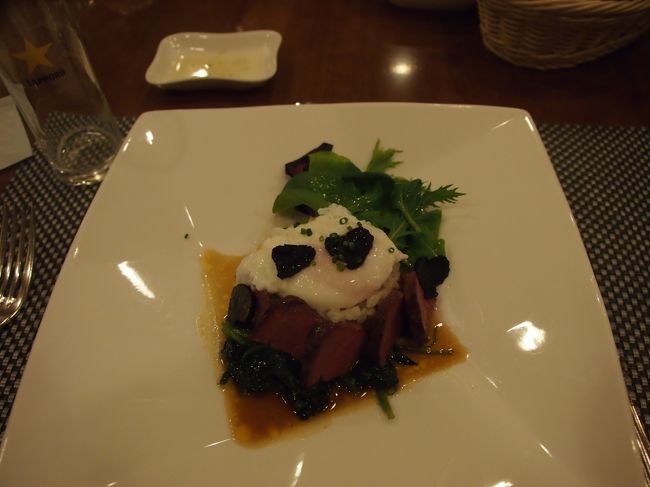 カルネ、お肉ではなくて　鴨肉のロースト、黒トリュフが乗った半熟卵の下にリゾット。<br /><br />これ　リゾット要らないです。　鴨肉だけでも良かった。