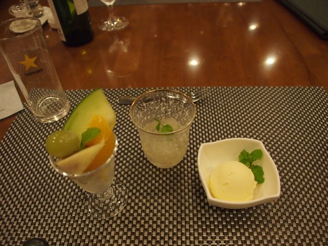 バニラアイス、梨のゼリー、フルーツ　です。<br /><br />コーヒーを頂き　ご馳走様でした。<br /><br />まだ９時です。　持参してきた　語学のワークブック、か　ガイドブック　か、ソフトバンクのパンフレット　でも見ながら秋の夜長を過ごしましょう。