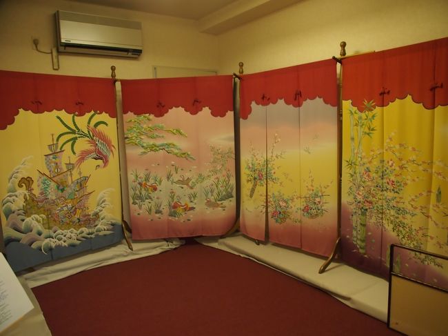 華やかな　のれん。　旧家に嫁がせるのもなかなか　大変なんだな〜。