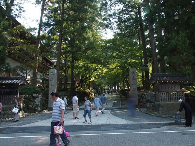 正門を入り　参道を歩きます。