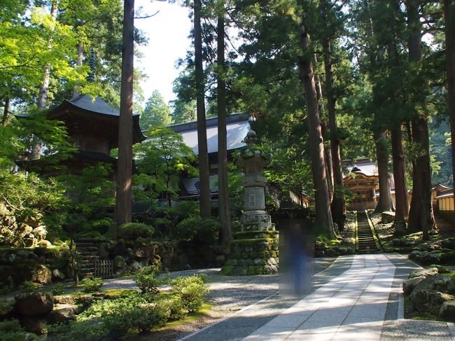 永平寺川に沿って　寂光苑へ　歩きます。