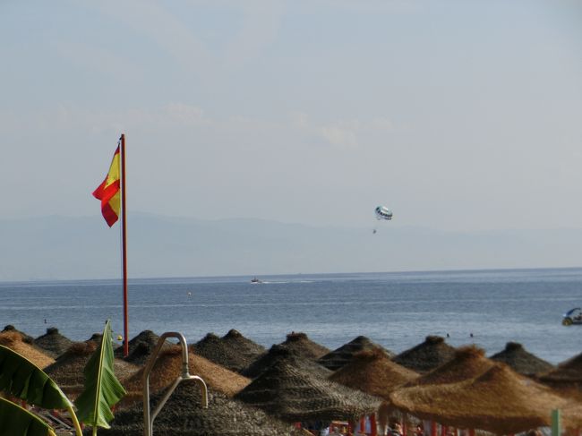 スペイン国旗の向こうには、